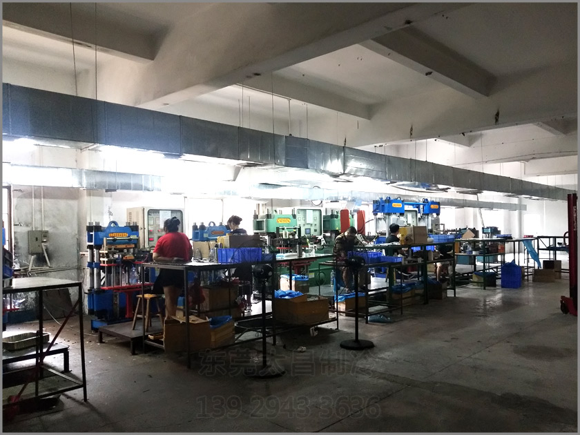 樟木頭吸盤廠車間降溫工程,環(huán)?？照{(diào),車間降溫,大型空調(diào),廠房降溫,潤東方環(huán)?？照{(diào)